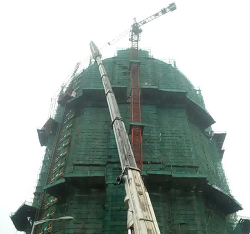 波密吊车在工地上作业